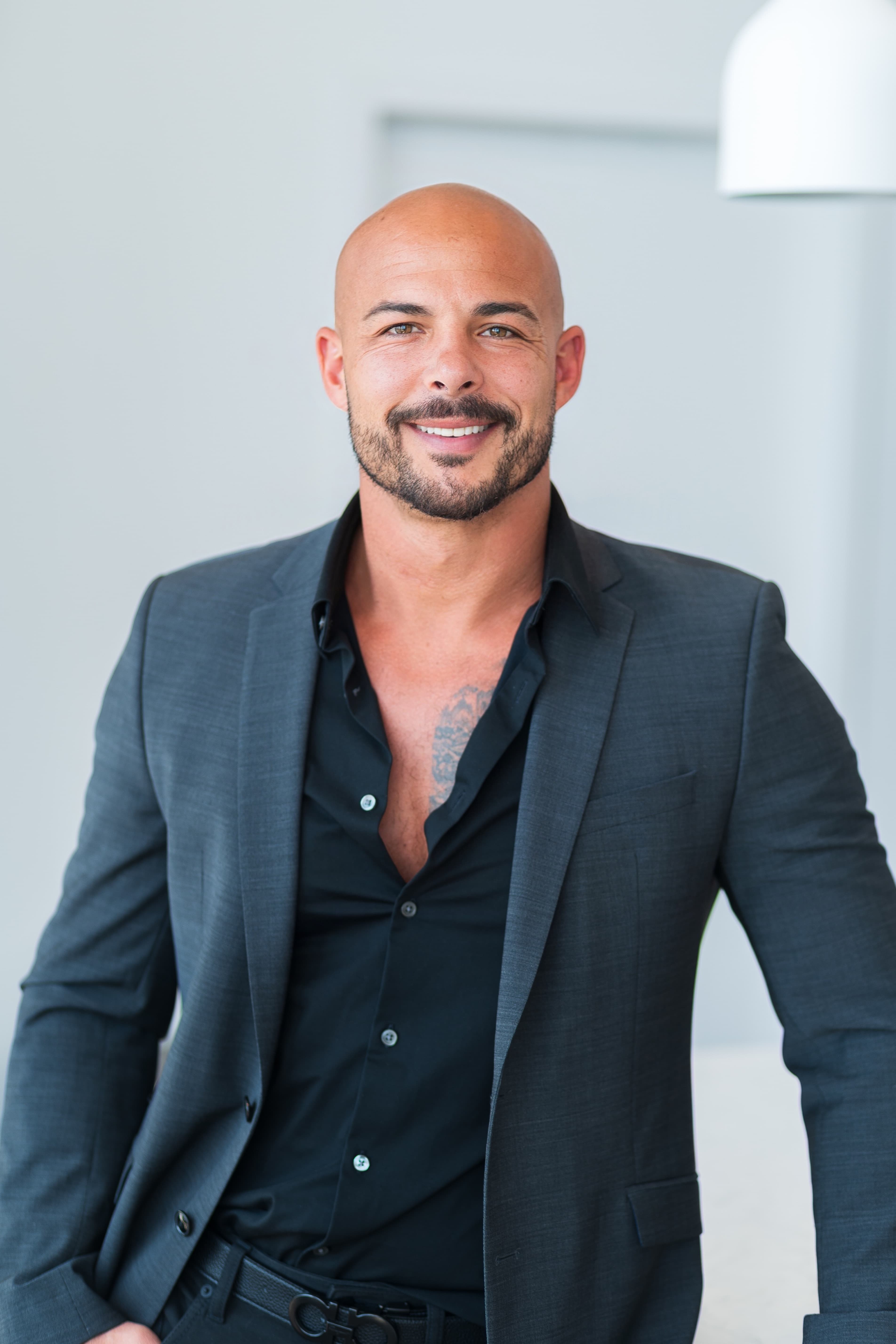 Garin Heslop in a professional suit, executive coaching presence